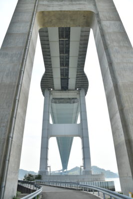 橋の真下から覗き込んだ来島海峡大橋